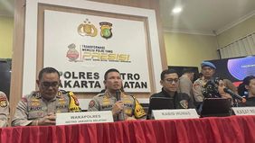 Polres Metro Jakarta Selatan mengungkap fakta baru dalam kasus kematian bocah Alvaro Kiano Nugroho (6). Ayah tiri korban sekaligus tersangka pembunuhan, Alex Iskandar (AI), ternyata menahan jenazah anak tersebut di garasi rumah selama tiga hari sebel