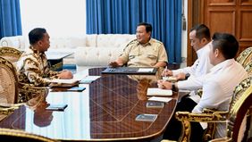 Prabowo Subianto menerima laporan Menteri Kependudukan dan Pembangunan Keluarga/Kepala BKKBN, Wihaji, di Istana Merdeka.