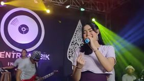 Yeni Inka semakin melejit karirnya sebagai penyanyi.