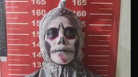 Tiga pengamen yang mengenakan kostum pocong dan dinilai meresahkan warga di kawasan Koja, Jakarta Utara, diamankan oleh Polsek Koja pada Senin, 24 November 2025.