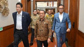 Menteri Keuangan (Menkeu) Purbaya Yudhi Sadewa bertemu Menteri Energi dan Sumber Daya Mineral (ESDM) Bahlil Lahadalia di Kantor Kementerian ESDM, Selasa 25 November 2025.