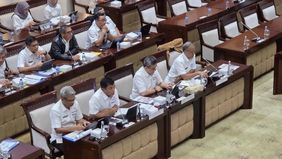 Direktur Jenderal Bea dan Cukai, Djaka Budhi Utama, menegaskan bahwa pihaknya akan menjatuhkan sanksi paling berat, termasuk pemecatan, bagi pegawai yang terbukti terlibat dalam praktik impor pakaian bekas ilegal atau thrifting.