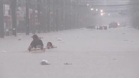 Sejumlah wilayah di Thailand tengah menghadapi banjir terburuk dalam sejarah, menewaskan sedikitnya 33 orang dan memaksa pemerintah mengerahkan kapal perang serta helikopter untuk mendukung operasi penyelamatan.