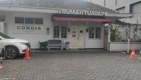 Kuasa hukum almarhum Arya Daru Pangayunan (ADP), Nicholay Aprilindo, meminta Polda Metro Jaya untuk meningkatkan penanganan kasus kematian diplomat muda Kementerian Luar Negeri (Kemlu) tersebut ke tahap penyidikan. Permintaan itu disampaikan setelah 