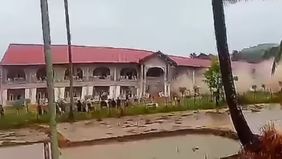 Sebuah video dramatis yang menampilkan detik-detik robohnya bangunan pesantren di Kabupaten Bireuen, Aceh, mendadak viral di media sosial sejak Rabu, 26 November 2025.