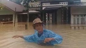 Badan Penanggulangan Bencana Daerah (BPBD) Kabupaten Aceh Barat melaporkan bahwa empat desa di wilayah tersebut terendam banjir dengan ketinggian air mencapai 130 sentimeter setelah aliran sungai di kawasan itu meluap.