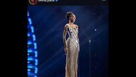 Olivia, finalis Miss Universe 2025 asal Pantai Gading, mengembalikan mahkota serta gelar pemenang kelima (runner-up keempat) yang baru saja diraihnya.