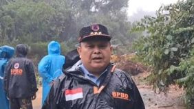 Akses jalan utama yang menghubungkan Solok dan Padang hingga kini belum dapat dilalui baik oleh kendaraan roda dua maupun roda empat. Material longsor masih menutup badan jalan di kawasan Ripha Pharma, Lubuk Selasih, Kabupaten Solok, Sumatera Barat.