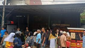 Jajaran Kepolisian Resor Kota Besar (Polrestabes) Bandung mengevakuasi jasad seorang pria bernama Yuyus (47) yang ditemukan tewas diduga akibat gantung diri di ruko tempatnya berjualan beras di Jalan Jatihandap, Kota Bandung.