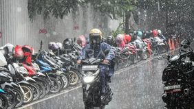 Badan Meteorologi, Klimatologi, dan Geofisika (BMKG) memperkirakan sejumlah wilayah di DKI Jakarta akan diguyur hujan ringan pada Kamis sore hingga malam. Prakiraan tersebut disampaikan melalui laman resmi BMKG, https://bmkg.go.id/
.