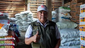 Kebijakan Presiden Prabowo Subianto menurunkan harga pupuk bersubsidi sebesar 20 persen disambut gembira oleh para petani.