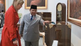 Suasana hangat terlihat ketika Presiden Republik Indonesia Prabowo Subianto bertukar cendera mata dengan Ratu Máxima usai pertemuan bilateral di Istana Negara