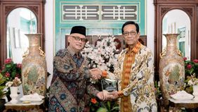 Menteri Haji dan Umrah (Menhaj) RI Mochamad Irfan Yusuf dan Sultan HB X mendorong pelibatan Usaha Mikro, Kecil dan Menengah (UMKM) di Provinsi DI Yogkarta dalam pemenuhan konsumsi jemaah haji di embarkasi/debarkasi Yogyakarta pada penyelenggaraan haj