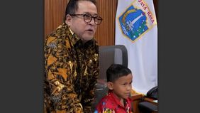 Wakil Gubernur DKI Jakarta, Rano Karno, bertemu dengan seorang siswa SD yang sempat viral karena berangkat sekolah sendirian menggunakan kereta dari Tangerang menuju Klender.