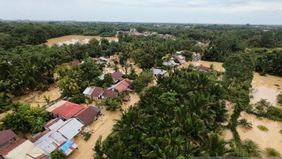 Pemerintah Kabupaten Aceh Barat memastikan sebagian besar wilayahnya masih terisolir akibat banjir yang melanda sejak Rabu 26 November 2025. Bupati Aceh Barat Tarmizi mengatakan banjir kini merendam 10 kecamatan dan diperkirakan masih berlangsung hin