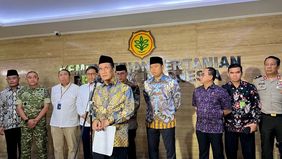 Menteri Pertanian, Andi Amran Sulaiman, memutuskan memecat seorang staf di kementeriannya yang mengaku sebagai direktur jenderal (dirjen) dan memalak petani hingga ratusan juta rupiah terkait bantuan alat dan mesin pertanian (alsintan).