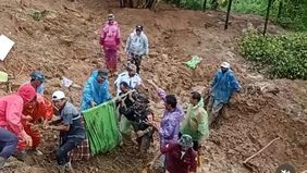 Tiga prajurit TNI tersebut hilang saat melakukan evakuasi korban longsor