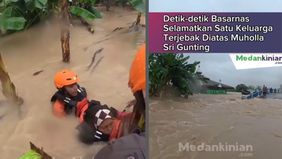 Situasi banjir di kawasan tersebut masih mengkhawatirkan. Pohon pisang di area perkebunan warga tampak terendam hingga sebatas batang, menandakan tingginya volume air sejak hujan deras melanda pada Kamis malam.