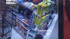 Kejadian bermula ketika EI hendak menarik tunai di ATM BRI. Ia melihat seorang perempuan lain mengeluh kartunya tersangkut. Saat mencoba bertransaksi, kartu EI juga macet. Seorang laki-laki kemudian mendekat dan menawarkan bantuan. EI memasukkan PIN 