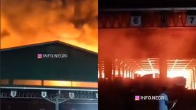 Gudang milik PT Dua Kelinci yang berada di Kabupaten Pati, Jawa Tengah, dilanda kebakaran hebat pada Senin malam, 1 Desember 2025.
