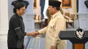 Sebuah unggahan Facebook menampilkan foto Presiden Prabowo bersama mantan Menteri Keuangan Sri Mulyani, di mana Prabowo terlihat menunjuk ke arah mantan menteri tersebut. 
