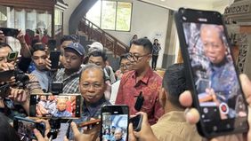 Gubernur Bali Wayan Koster menegaskan tetap menolak rencana pembangunan lift kaca di tebing Pantai Kelingking, Nusa Penida, Kabupaten Klungkung, meskipun belakangan muncul desakan dari forum bendesa adat setempat.