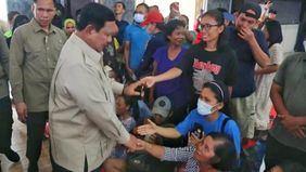 Presiden Prabowo Subianto mendapat sambutan penuh haru dari warga saat meninjau dapur umum dan para pengungsi terdampak bencana di GOR Pandan, Kabupaten Tapanuli Tengah (Tapteng), Sumatera Utara, Senin. 