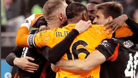 Milan menang tipis 1-0 atas tamunya Lazio, sedangkan Napoli juga membawa pulang kemenangan 1-0 dari markas tim posisi keempat, AS Roma. Kemenangan-kemenangan itu membuat Rossonerri dan Partenopei sama-sama mengumpulkan 28 poin.