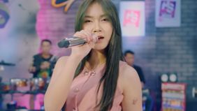 Dike Sabrina adalah penyanyi dangdut koplo asal Tulungagung, Jawa Timur, yang menjadi viral pada tahun 2022 setelah meng-cover lagu "Opo Iseh Ono". Lahir pada 20 Maret 2004, ia sebelumnya adalah seorang pesinden sebelum akhirnya dikenal luas sebagai 