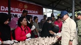 Presiden Prabowo Subianto pada Senin meninjau distribusi bantuan dan mengecek langsung dapur umum di posko pengungsian GOR Pandan, Tapanuli Tengah, Sumatera Utara. Dalam kesempatan itu, Kepala Negara juga mendengar secara langsung kisah para warga.
