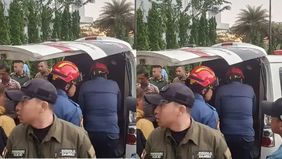 Sebuah insiden tragis terjadi di kawasan Perumahan Podomoro Tenjo, Bogor. Seorang pria dilaporkan tewas tersambar petir ketika sedang memperbaiki plafon bocor di atas gerbang pintu masuk perumahan tersebut.