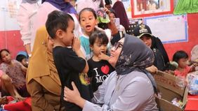 Menteri Pemberdayaan Perempuan dan Perlindungan Anak (PPPA) Arifah Fauzi meninjau posko pengungsian banjir di SD Negeri 02 Cupak Tangah, Kecamatan Pauh, Kota Padang, untuk memastikan kebutuhan khusus perempuan dan anak terpenuhi selama masa tanggap d