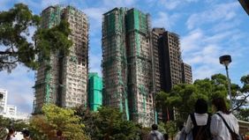 Otoritas Hong Kong menangkap 13 orang yang diduga bertanggung jawab atas kasus dugaan pembunuhan terkait kebakaran besar di sebuah kompleks perumahan, menurut laporan kantor berita Xinhua pada Senin, 1 Desember 2025.