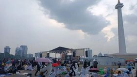 Massa peserta Reuni Akbar 212 mulai berdatangan ke kawasan Monumen Nasional (Monas), Jakarta Pusat, pada Selasa petang. Mereka tiba menggunakan berbagai moda transportasi, baik kendaraan umum maupun kendaraan pribadi.