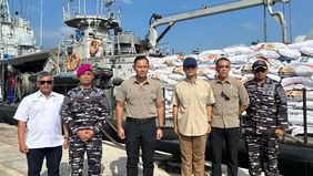 Bantuan Presiden untuk korban bencana alam di Aceh dan Sumatera dilepas oleh Menko Infrastruktur dan Pembangunan Kewilayahan Agus Harimurti Yudhoyono, didampingi Menteri Transmigrasi M. Iftitah Sulaiman Suryanagara di pelabuhan Belawan, Medan.