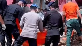 Di tengah padatnya operasi pencarian korban bencana longsor di Sibolga, para anggota Brimob Polda Sumatera Utara terus bekerja tanpa henti. Mereka menggali tumpukan material longsor yang bercampur lumpur dan kayu, berupaya menemukan setiap korban yan