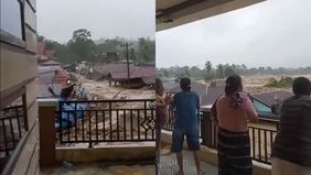 Sebuah rekaman dramatis banjir bandang yang menghantam Kota Sibolga, Sumatera Utara, mengguncang lini masa media sosial X. Video berdurasi 15 detik yang kini viral itu memicu kembali ingatan publik pada tragedi tsunami Aceh 2004 silam. 