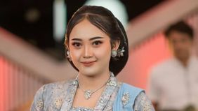 Silvy membawakan single Ropang.