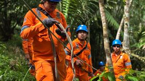 PLN (Persero) bergerak tanpa henti demi memulihkan kehidupan masyarakat yang terdampak banjir di Aceh.