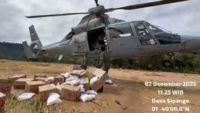 TNI Angkatan Laut (TNI AL) menurunkan dua helikopter untuk menyalurkan logistik ke empat desa yang terdampak banjir bandang di Kabupaten Tapanuli Tengah, Sumatera Utara.
