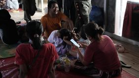 hanya makanan dan obat-obatan yang terus disalurkan melalui jalur darat, laut, dan udara, pemerintah juga berupaya mempercepat pemulihan jaringan komunikasi bagi para warga terdampak bencana di Sumatra untuk saling bertukar kabar.