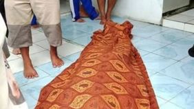 Warga dan aparat desa mencoba mengevakuasi, namun korban sudah meninggal. Identitasnya diketahui dari e-KTP yang ditemukan di dompetnya, dan kemudian dibenarkan oleh rekannya sesama tukang kredit di wilayah Surade.