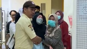 Karina Ranau istri Epy Kusnandar tampak lemas dan nyaris jatuh pingsan saat keluar dari kamar jenazah RS PON.