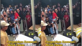 Video kondisi korban setelah menabrak ppun sempat beredar luas di media sosial. Dalam video itu memperlihatkan Ade tergeletak di pinggir jalan berlumuran darah dalam keadaan meninggal dunia. Warga yang panik kemudian menutupi tubuh korban dengan kard