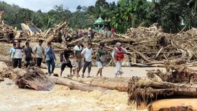 Fraksi Partai Keadilan Sejahtera (PKS) DPRD DKI Jakarta melakukan pemotongan gaji pimpinan dan anggotanya untuk membantu warga yang terdampak bencana di wilayah Sumatera.