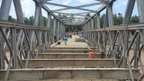 Tentara Nasional Indonesia (TNI) terus mempercepat pemulihan akses transportasi di wilayah Aceh, Sumatera Barat, dan Sumatera Utara pascabencana dengan mengerahkan prajurit langsung dalam pembangunan Jembatan Bailey sebagai jalur darurat.