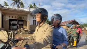 Wakil Presiden Gibran Rakabuming Raka memilih menggunakan motor trail saat meninjau kawasan yang terdampak banjir bandang dan longsor di Kabupaten Agam, Sumatera Barat, pada Kamis.