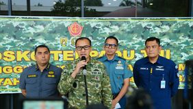 Kepala Pusat Penerangan TNI, Mayjen TNI (Mar) Freddy Ardianzah, didampingi jajaran Dinas Penerangan Angkatan, memaparkan perkembangan terbaru operasi penanggulangan bencana di Aceh, Sumatera Utara, dan Sumatera Barat. Keterangan pers digelar di Posko