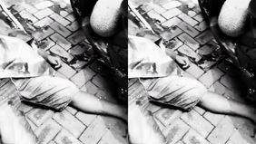 Warga menduga korban terkena ledakan bondet yang diduga dilempar orang tak dikenal, namun polisi belum memberikan keterangan resmi.