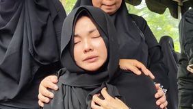 Epy Kusnandar sempat berusaha menemui istrinya yang sedang ada di warung, dan nekat turun merangkak sehari sebelum ia meninggal.